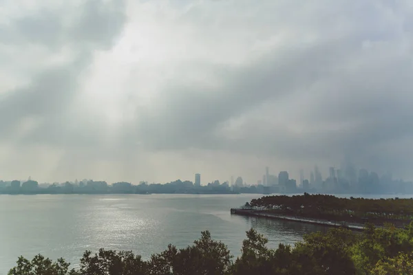 Céu nebuloso e dramático sobre o horizonte de Manhattan visto de Hoboken — Fotografia de Stock