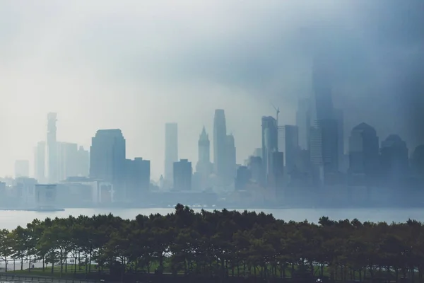 Dunkler und dramatischer Himmel über der Skyline von Manhattan von Hoboken aus gesehen — Stockfoto