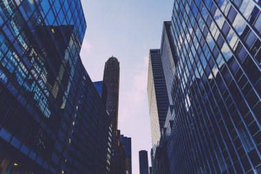 tarihi binalarının ve gökdelenlerin ile alt Manhattan sokak