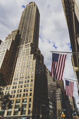 Manhattan'ın fırtınalı gökyüzü altında gökdelenler