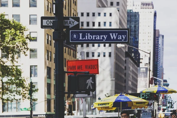 Znak drogowy sposób biblioteka następny Ny Public Library i ulica — Zdjęcie stockowe