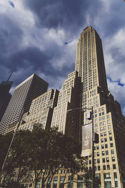 Rascacielos bajo un cielo tormentoso en Manhattan — Foto de Stock