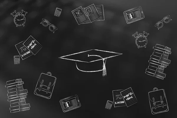 Sombrero de graduación rodeado de artículos escolares mixtos —  Fotos de Stock