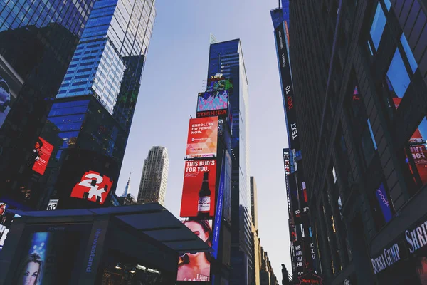 Edifícios e outdoors em Times Square, Nova York em um la ensolarado — Fotografia de Stock