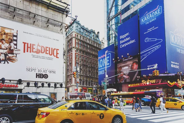 Concurridas calles de Nueva York en un soleado día de verano — Foto de Stock