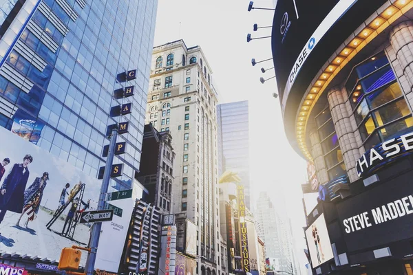 Arquitectura en Nueva York cerca de Times Square con destello solar — Foto de Stock