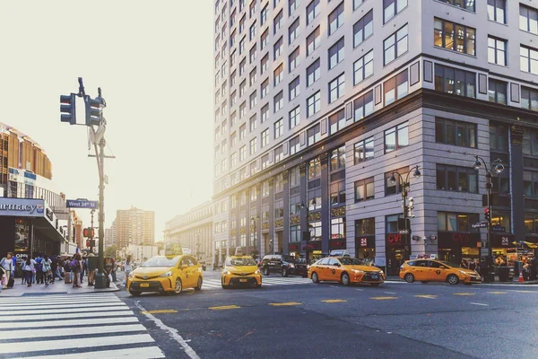 Livliga gatorna i New York nära Penn Station på en solig sen Shopaholic — Stockfoto