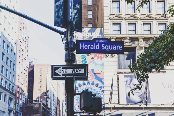 Sinal de rua Herald Square e edifícios em Manhattan, Nova Iorque — Fotografia de Stock