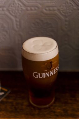 Guinness İrlandalı barda bir bardak