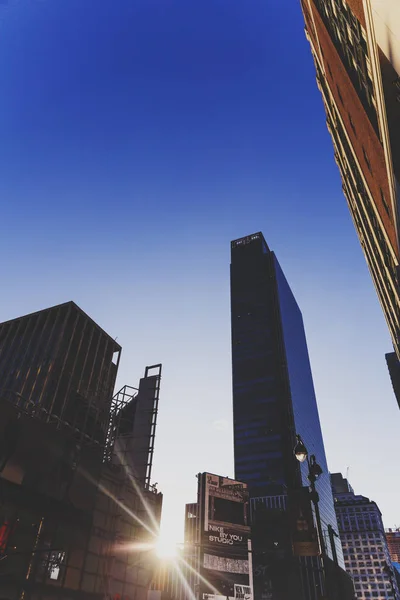 Resplandor de sol entre rascacielos en Midtown Manhattan al atardecer — Foto de Stock
