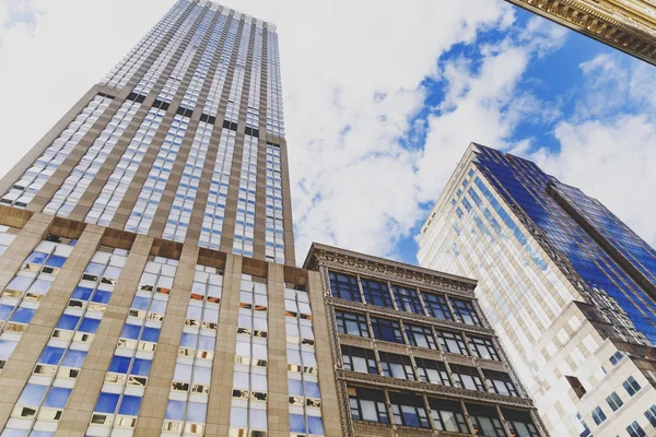 Arquitectura moderna de rascacielos en la Quinta Avenida en Manhattan — Foto de Stock