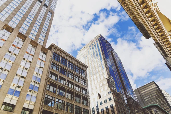 Arquitectura moderna de rascacielos en la Quinta Avenida en Manhattan — Foto de Stock