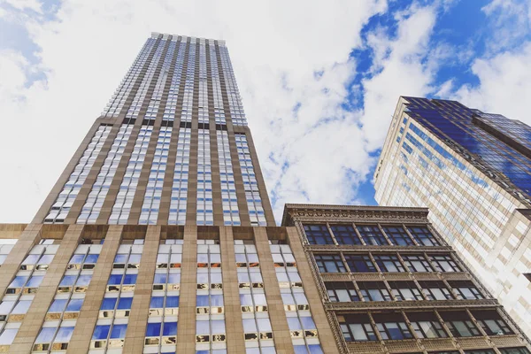 Arquitetura de arranha-céus modernos na Quinta Avenida em Manhattan — Fotografia de Stock