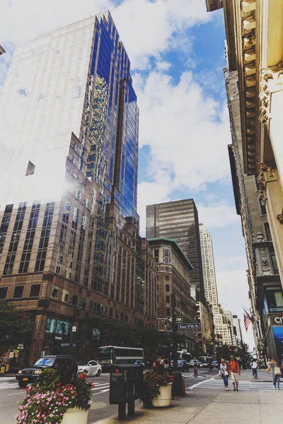 Modern skyscrapers architecture on the Fifth Avenue in Manhattan — Stock Photo, Image