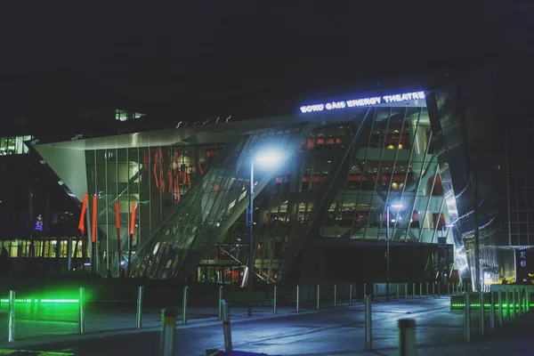 Le Théâtre Bord Gais et ses environs sont avec une limace verte et rouge — Photo