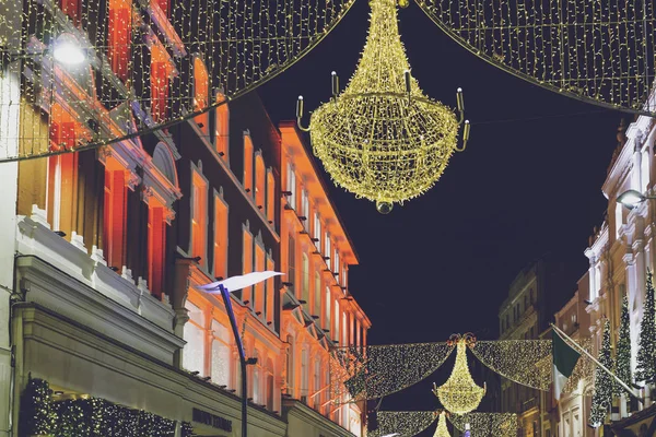 Grafton Street in Dublin mit festlicher Weihnachtsbeleuchtung geschmückt — Stockfoto