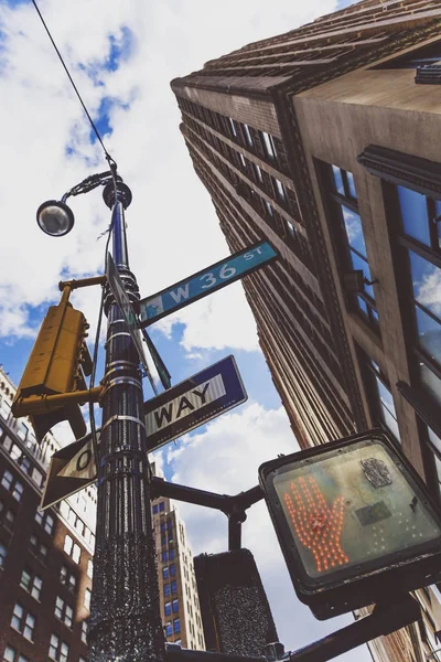 Semáforo e sinal de rua entre os edifícios em Midtown Manhatt — Fotografia de Stock