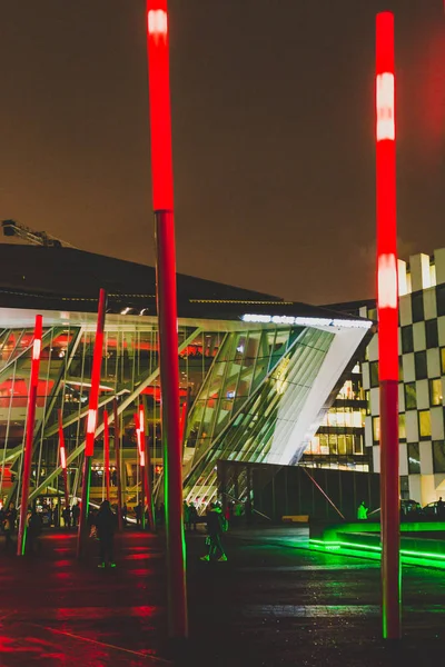 Grand Canal Square la nuit dans la zone des Docklands rénovée — Photo