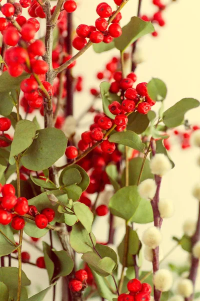 Ramo de flores de Navidad con muérdago — Foto de Stock