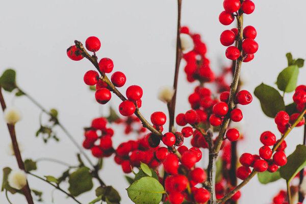 Рождественский букет цветов с омелой
