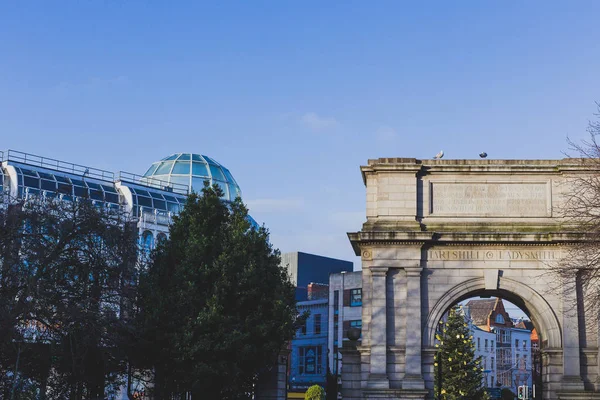 Arch at the entrance of Saint Stephen's Green park in Dublin cit — Stock Photo, Image