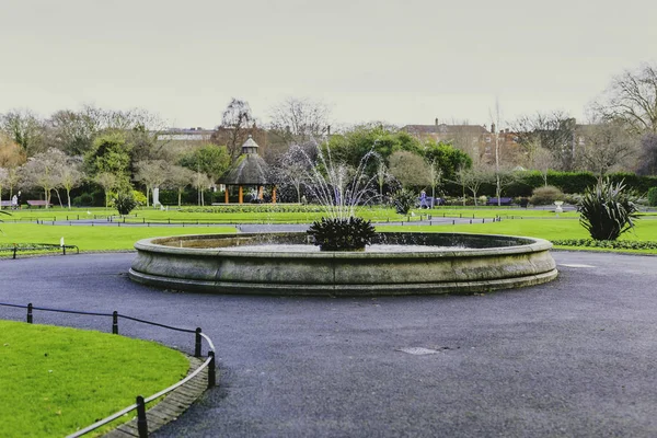 Фонтану в зеленому парку Святого Стефана у центрі Дубліна — стокове фото