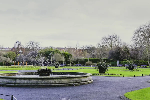 Szökőkút Saint Stephen's Green park Dublin belvárosában — Stock Fotó