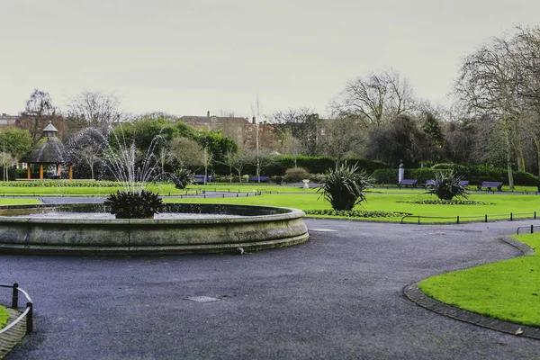 Fontanna w Saint Stephen's Green park w centrum Dublina — Zdjęcie stockowe