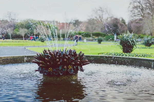 Fountain in Saint Stephen's Green park in Dublin city centre — Stock Photo, Image