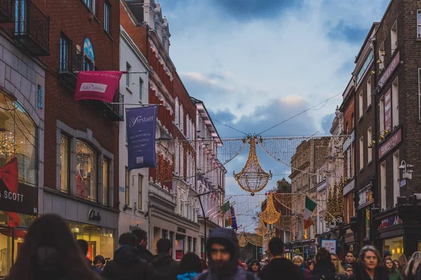 Crowded Grafton Street in Dublin city centre with festive Christ — Stock Photo, Image