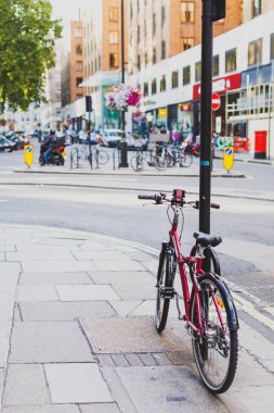 Berkeley Square, Londra şehir merkezinin zengin alan Bisiklet