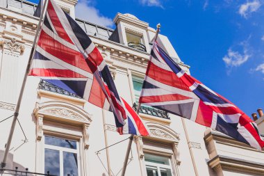 Londra şehir yüzde alanındaki gösterişli binalardan sallayarak Uniion Jack bayrakları