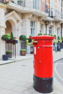 Londra şehir yüzde sokak bokeh çevreleyen ile kırmızı posta kutusu