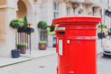 Londra şehir yüzde sokak bokeh çevreleyen ile kırmızı posta kutusu