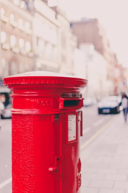 Londra şehir yüzde sokak bokeh çevreleyen ile kırmızı posta kutusu