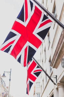 Londra şehir yüzde alanındaki gösterişli binalardan sallayarak Uniion Jack bayrakları