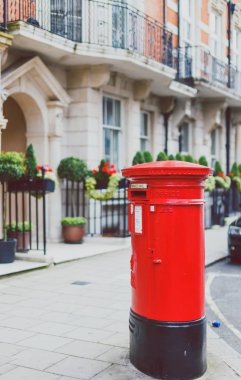 Londra şehir yüzde sokak bokeh çevreleyen ile kırmızı posta kutusu