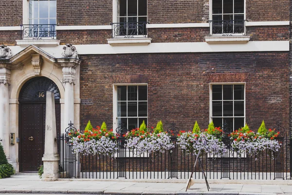 Facciata di un edificio storico nel centro di Londra con bellezze — Foto Stock