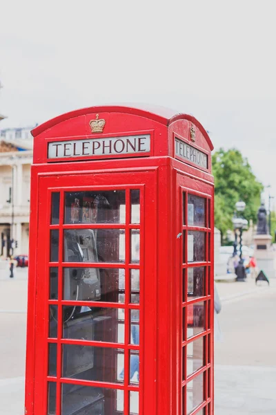 Caja de teléfono roja en el centro de Londres con calle bokeh — Foto de Stock