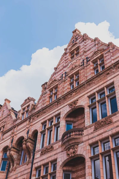 バースデーとロンドン市内中心部の歴史的な建物のファサード — ストック写真