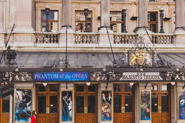 Exterior of Her Majesty Theatre in London city centre — Stock Photo, Image
