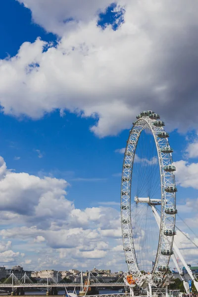Колесо обозрения London Eye ferris в центре Лондона — стоковое фото