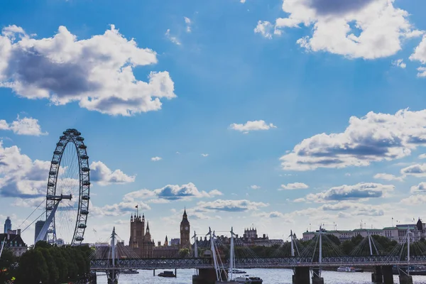 London Eye dönme dolap Londra şehir merkezinde — Stok fotoğraf