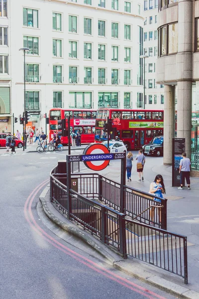 Entrada subterránea con signo icónico y escaleras en la ciudad de Londres — Foto de Stock