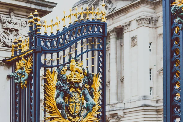 Detalle de las puertas fuera del Palacio de Buckingham — Foto de Stock