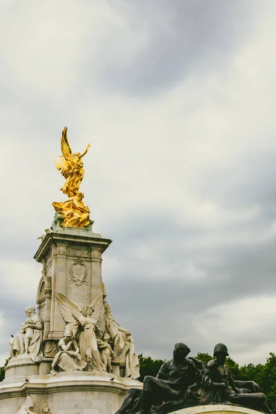 Statue dorée du Mémorial de la Reine Victoria près de Buckingham Pal — Photo