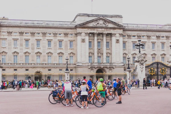 Palacio de Buckingham con una multitud de ciclistas frente a él antes — Foto de Stock