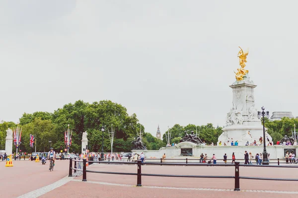 Estatua de oro del Queen Victoria Memorial cerca de Buckingham Pal — Foto de Stock