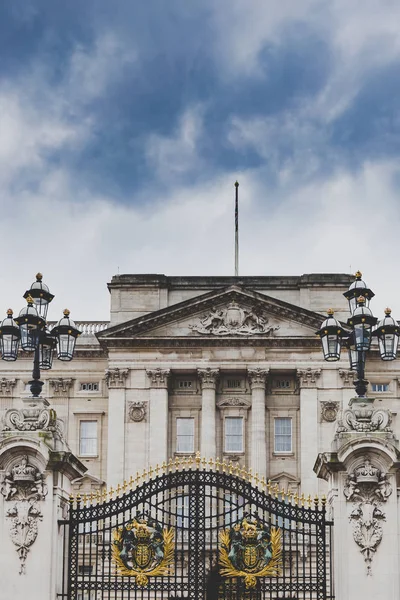 รายละเอียดของภายนอกของพระราชวัง Buckingham — ภาพถ่ายสต็อก