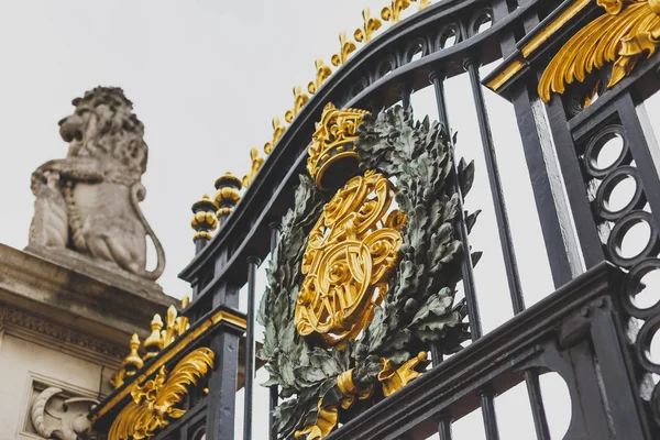 バッキンガム宮殿の外のゲートの詳細 — ストック写真